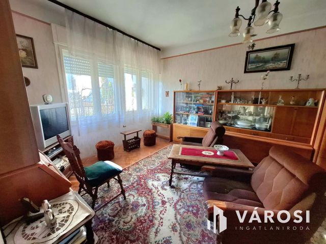 Két utcára nyíló kétszintes sorház