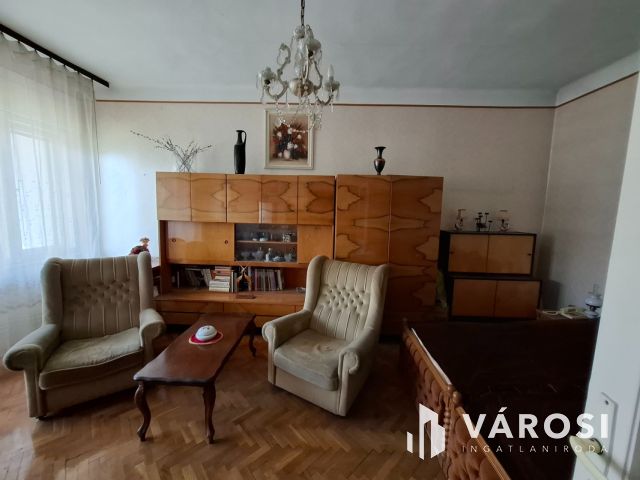 Két utcára nyíló kétszintes sorház