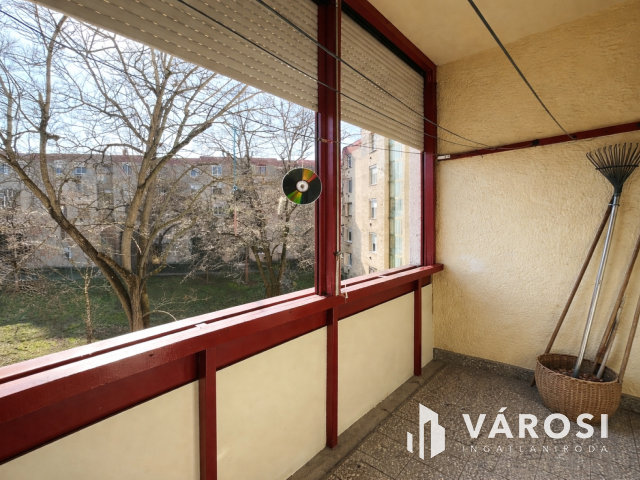 Belvárosi 2. emeleti erkélyes tégla lakás eladó