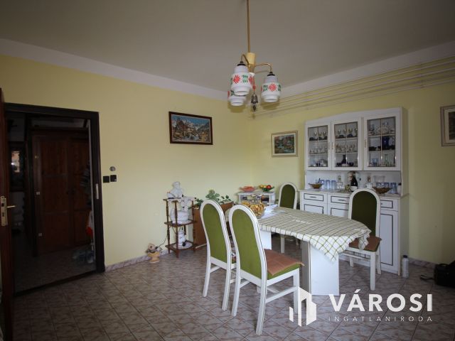 Vásárhelyen, Újvároson 6 szobás családház ajánlat.