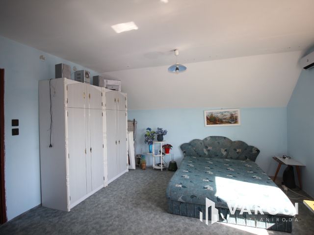 Vásárhelyen, Újvároson 6 szobás családház ajánlat.