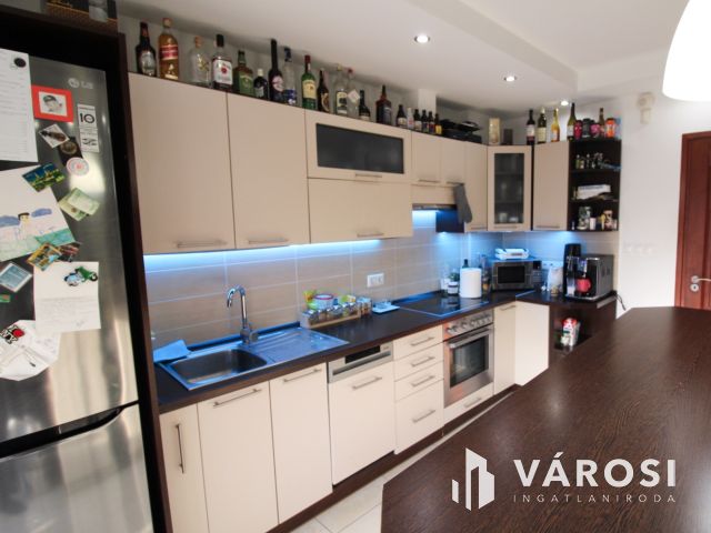 Újszerű, belső kétszintes modern lakás eladó Deszken