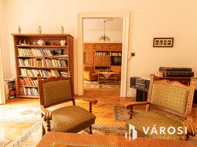 Világos erkélyes polgári lakás a VII. kerületben