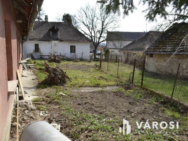 Felújít, vagy újat épít? 940 m2-es telken 2 lakásos kőház!