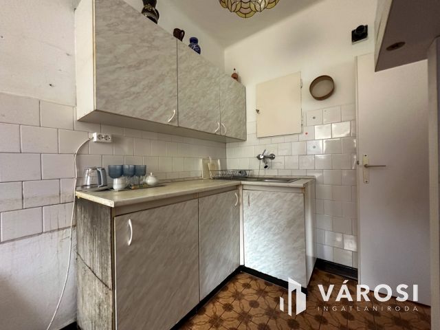 Pécskő úton 1+2 félszobás, erkélyes lakás eladó!