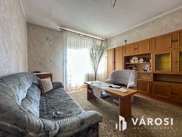 Pécskő úton 1+2 félszobás, erkélyes lakás eladó!