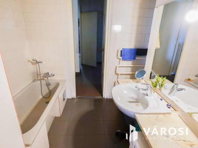 Több lakásra bontható szenzációs elhelyezkedéssel!