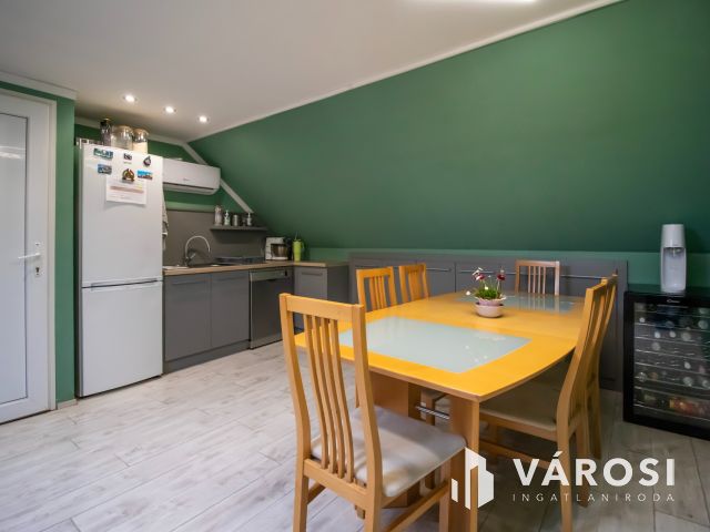 Két lakrészes 5 szobás lakás, saját kertrésszel