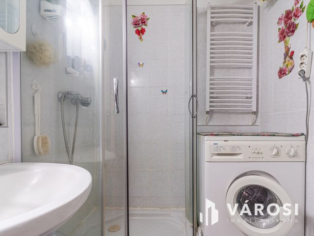 Három szoba erkéllyel napfénnyel