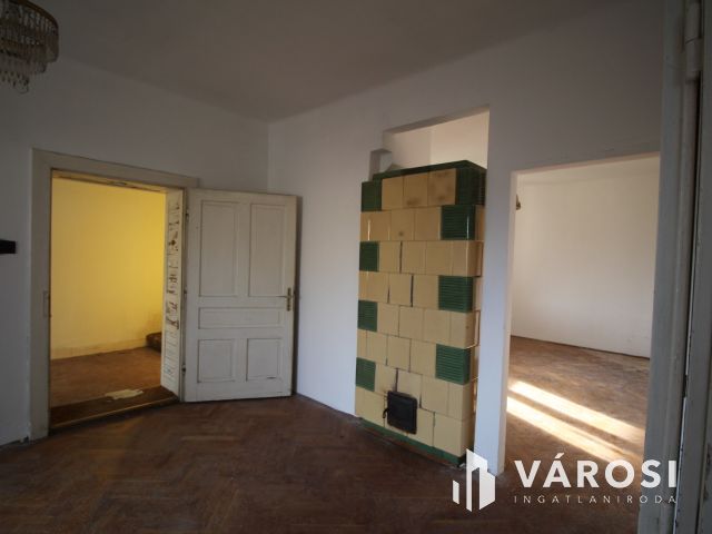 Impozáns kúria épület, az Alpokalján lévő Peresznyén