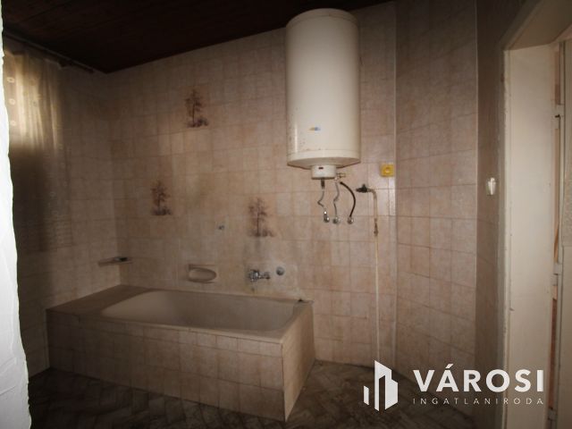 Impozáns kúria épület, az Alpokalján lévő Peresznyén