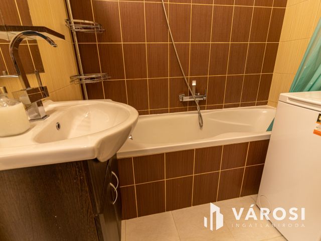 Jó állapotú magasföldszinti lakás az Urániánál!
