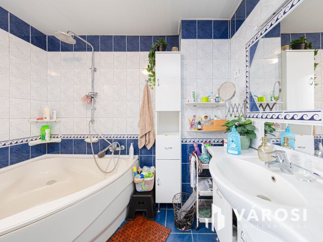 Napelemes szigetelt családi ház, kertvárosi részen