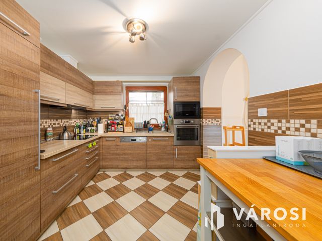 Napelemes szigetelt családi ház, kertvárosi részen