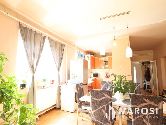 „4 külön szoba,de igény szerint akár 6 szobássá alakítható.”