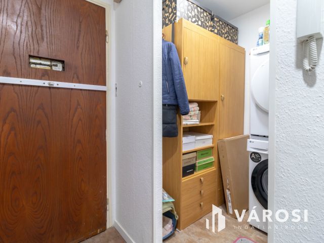 Világos, 2 szobás lakás beépített erkéllyel, remek helyen