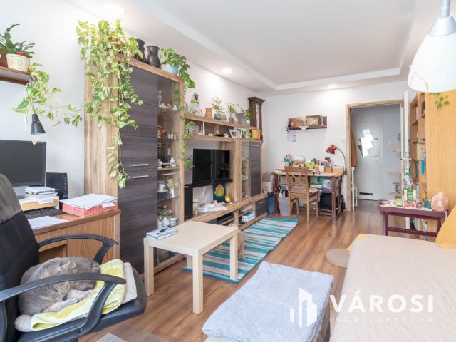 Világos, 2 szobás lakás beépített erkéllyel, remek helyen