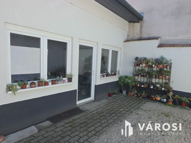 Zárt udvarban eladó 33m2-es helység, sok lehetőséggel!