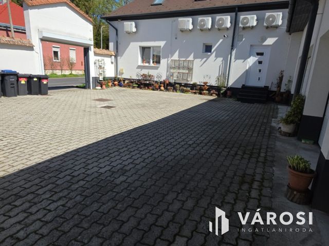 Zárt udvarban eladó 33m2-es helység, sok lehetőséggel!