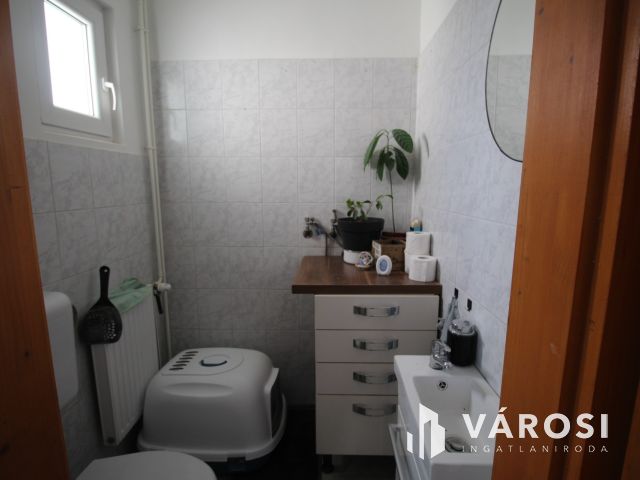 Felújított, 2 szobás házikó, pici kertel Szombathelyen