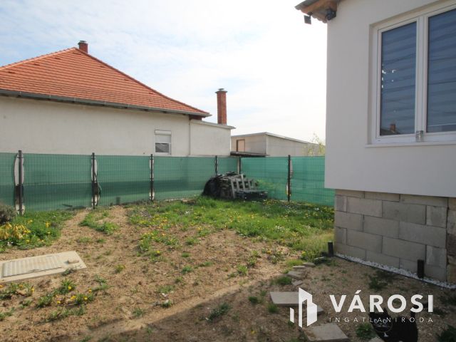 Felújított, 2 szobás házikó, pici kertel Szombathelyen