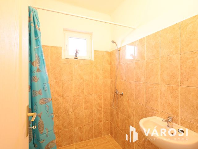 Napfény a város szélén.