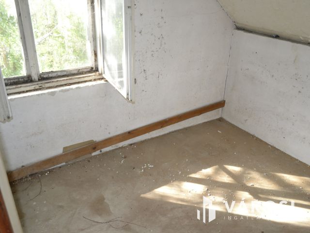 Balatonkenesén jó szerkezetű, felújításra szoruló ház eladó!