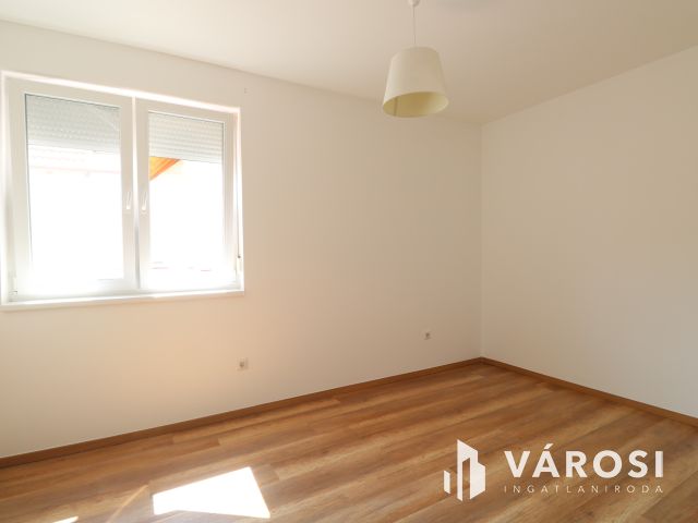 Családias lakóparkban 1. emelti lakás eladó.