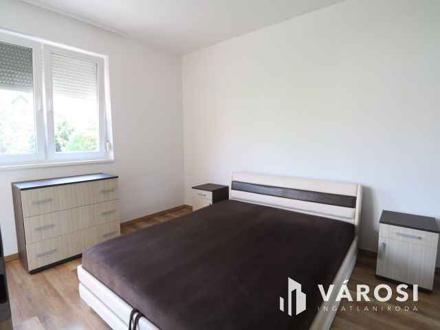 Családias lakóparkban 1. emelti lakás eladó.