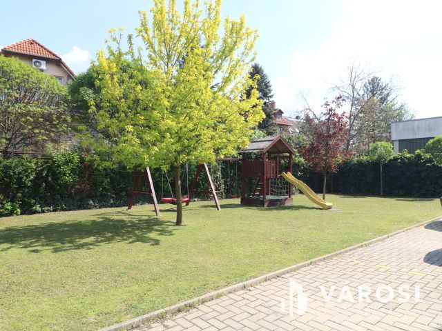 Családias lakóparkban 1. emelti lakás eladó.