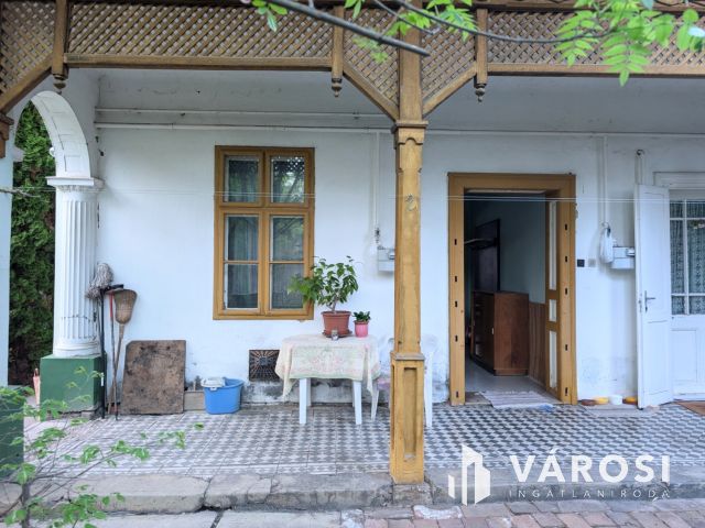 Belvárosi garzonlakás kertkapcsolattal