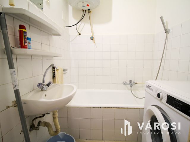 Belvárosi galériás lakás kiadó rövid távra is