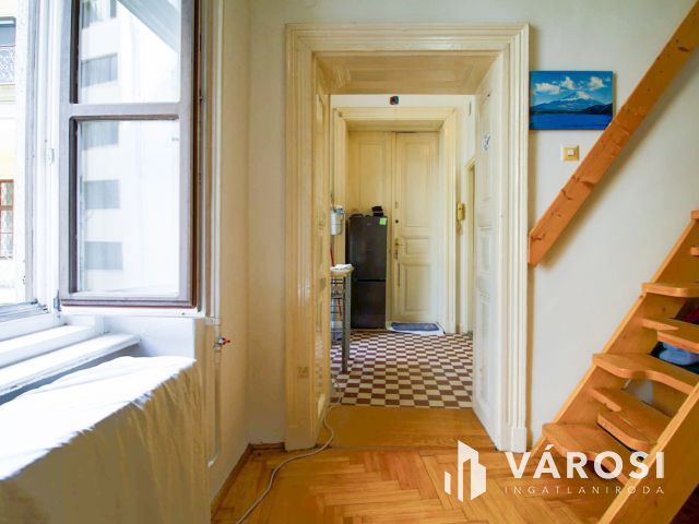 Belvárosi galériás lakás kiadó rövid távra is
