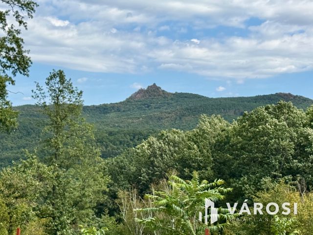 Gedőc tetőn felújított, panorámás nyaraló eladó!